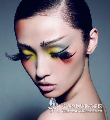 假睫毛怎么贴效果最好呢_上海柯模思化妆学校