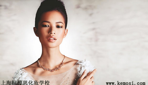 皮肤黑的人应该怎么化妆更好看？美丽依然可以hold住，上海柯模思化妆学校