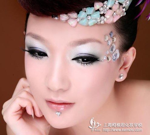 女人应该怎样化妆，上海化妆学校教你化妆技巧