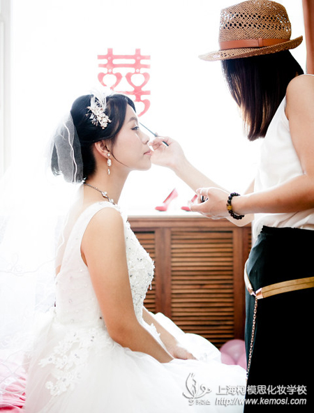如何成为新娘化妆师？该怎么做？之想成为新娘化妆师，何不去化妆学校培训下呢