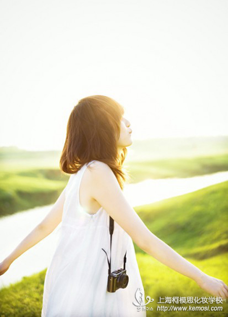 女生适合学化妆吗？前途怎么样？之女生独具优势，很适合去学化妆，很适合去从事创造美的行业