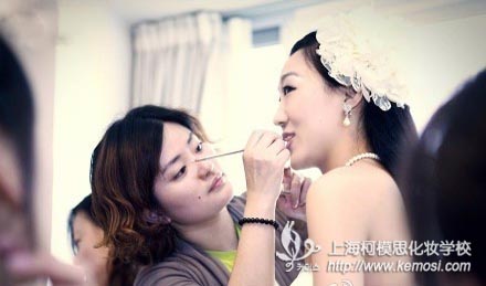 柯模思学员为模特化妆