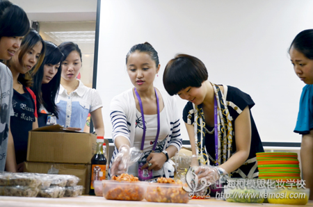 金老师和Lisa老师正在示范韩式饭团的做法
