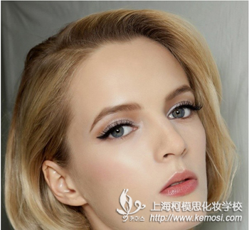 约会时如何打扮自己？柯模思教你打造最吸引异性的约会妆（女生篇）