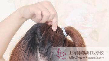 最简单的发型怎么做?秋季韩式可爱发型的卷发步骤