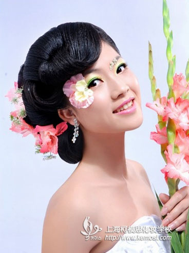 如何成为新娘跟妆师 新娘跟妆师需要具备哪些条件？_上海柯模思化妆学校