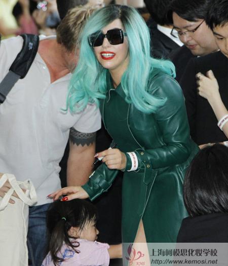 Lady Gaga全身绿装访日
