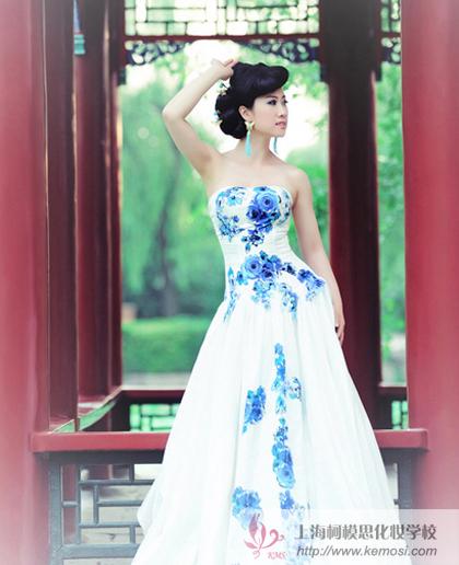 芙蓉姐姐清华大学秀身段 着青花瓷礼服演艺古典出水芙蓉