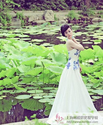 芙蓉姐姐清华大学秀身段 着青花瓷礼服演艺古典出水芙蓉