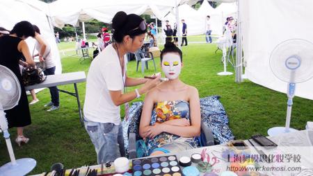 2011世界人体彩绘节上中国选手何晓伟正在化妆