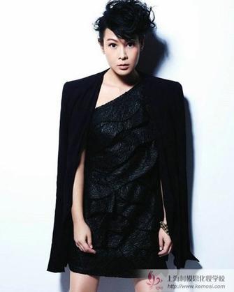 刘若英登上杂志封面，并为其拍摄了一组优雅的黑衣大片。刘若英杂志优雅大片在知性滥用的时代独行。 