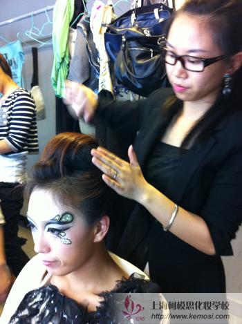上海戏剧学院优秀话剧《麦克白》上演,柯模思学员负责演员化妆造型