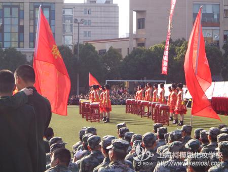 第六届军大艺术节开幕式暨广场文艺界节目比赛 学生负责演员妆容