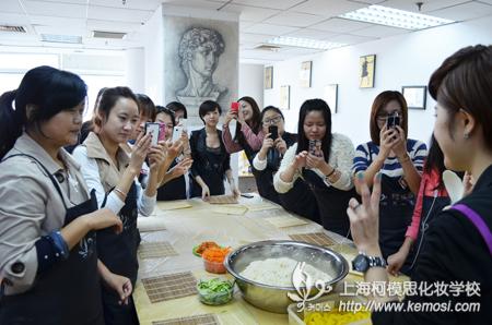 柯模思化妆培训学校2012韩国文化体验活动 调节学生学习氛围