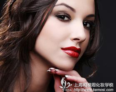 我想学化妆造型，上海哪里学化妆造型好？要多少钱呢？