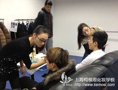 时尚男模时装秀举行  柯模思负责模特妆容打造
