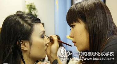 上海化妆师工资高吗？化妆师怎样才能获得高工资？