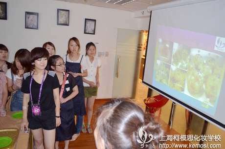 韩国的金老师结合PPT为新同学讲解韩式饭团的制作方法