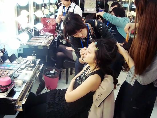 柯模思国际化妆学校应邀参加了丁丁网主办的主持人大赛