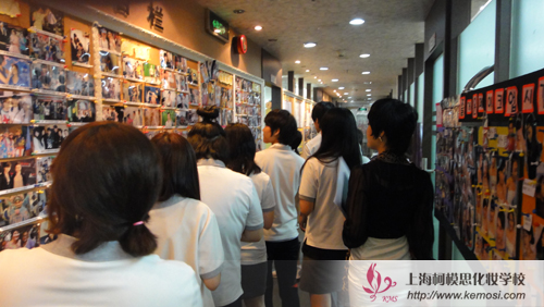 韩国学员在观看上海化妆学校学生作品
