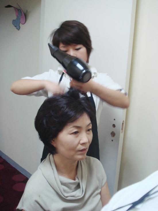 上海韩国文化节大型服装秀 柯模思学员负责模特妆面发型