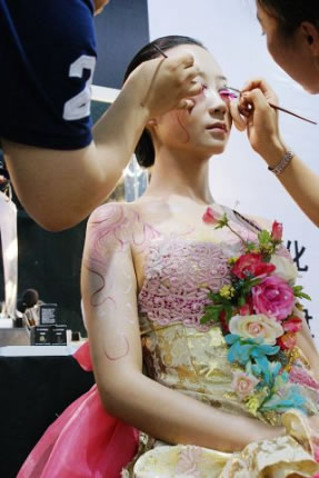 柯模思参加6月大众皆喜婚礼节_上海柯模思化妆学校