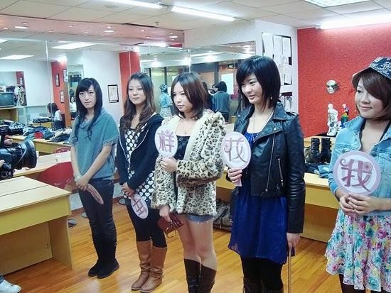 上海电视台《花样年华》节目录制 学员与台湾艺人夏宇童亲密接触