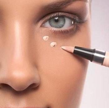 使用化妆技巧学习，巧妙遮盖黑眼圈的化妆技巧